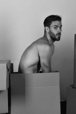 Cinsellik ve teslimat kavramı. Maço kıl ve oynak yüz kutusuna oturmuş