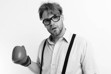 Adam kıl ve merak yüz giyer boks eldivenleri. Zayıf adam yumruk için hazır. İnek deri kutu ekipman ile