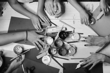 Renkli işaretleri, kalemler ve boyalar-tamam. Beyaz arka plan üzerinde büyük ve küçük ellerde sanat malzemeleri