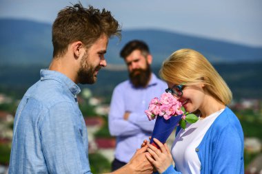 Kıskanç koca bekledikten arka plan üzerinde izlerken sırasında dating aşık çift. Çift romantik tarih sevgilisi mevcut buket çiçekler. Karşılıksız aşk kavramı. Açık toplantı aşık romantik ilişkiler flört