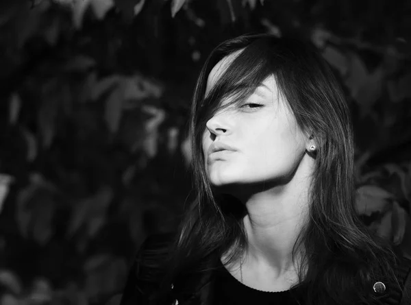 Saison d'automne et concept de beauté. Fille avec de jolis cheveux bénéficie de temps d'automne ensoleillé — Photo