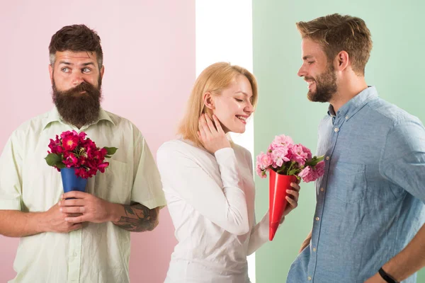 Män konkurrenter med buketter blommor försöker erövra flicka. Brustet hjärta-konceptet. Tjejen ler gjort sitt val. Flicka populära får mycket manlig uppmärksamhet. Kvinna glad tar bukett blommor romantisk present — Stockfoto