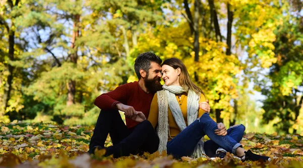 Meisje en bebaarde man of gelukkig liefhebbers op datum knuffel — Stockfoto