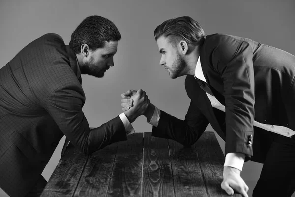 İş liderleri çatışma. Erkek takım elbise veya işadamları gergin yüzleri ile rekabet — Stok fotoğraf