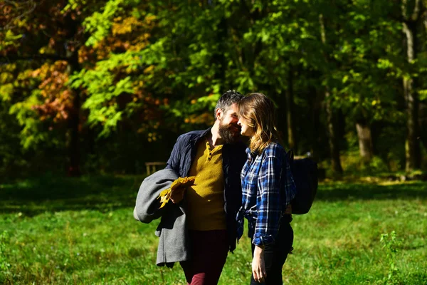 Coppia innamorata passeggia nel parco. Uomo e donna — Foto Stock