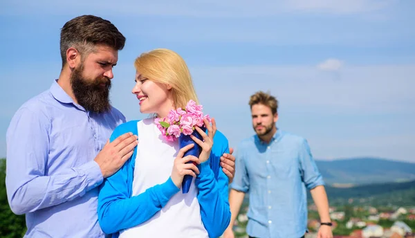 Ex pareja viendo chica comienza relaciones de amor feliz. Pareja en el amor citas al aire libre día soleado, fondo del cielo. Deja atrás el pasado. Pareja con ramo de cita romántica. Ex marido celoso de fondo —  Fotos de Stock