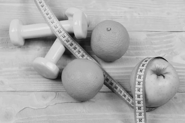 体育和健康概念, 哑铃重量用测量带, 果子 — 图库照片