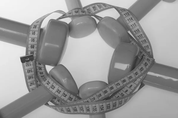 Símbolos de salud y fitness. Barras en diferentes colores puestas en círculo con cinta métrica — Foto de Stock