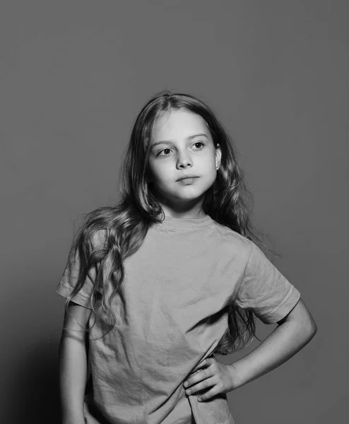 T gömlek giymiş ve poz küçük kız — Stok fotoğraf