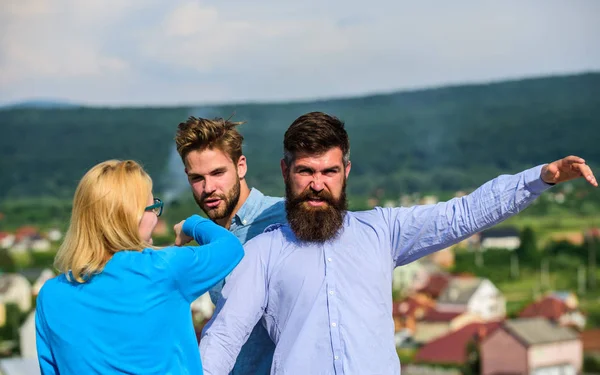 Un homme a trouvé une copine qui le trompait avec du macho barbu. Concept jaloux et violent. Homme agressif attaque amant de sa petite amie. Petit ami plein de coups jaloux et agressifs, se battre avec amant — Photo