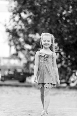 Uzun sarı saçlı gülen çocuk