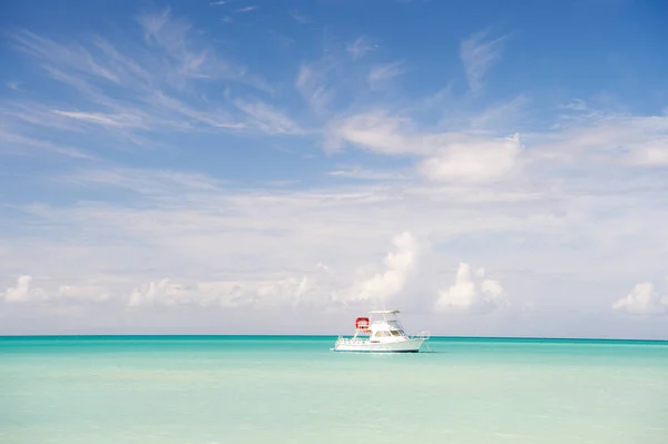 Jacht w morze St johns, w Antigua. Jacht na idylliczne seascape. Wakacje na tropikalnej wyspie. Podróż przez morze na jachcie. Przygoda jest tam. Odkrycie. Jacht podróże przez ocean — Zdjęcie stockowe