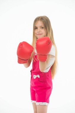 Güçlü ruh eğitim kırmızı boks eldivenleri, kız. Beyaz arka plan üzerinde izole pembe atlama elbiseli evlat. Çocuk ciddi yüz savaşmaya hazır. Kendini savunma dersi, küçük boksör mücadele önce