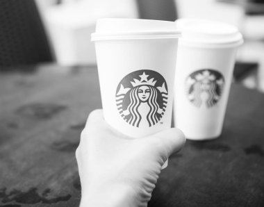 Uzun boylu bir Starbucks kahve starbucks kafede