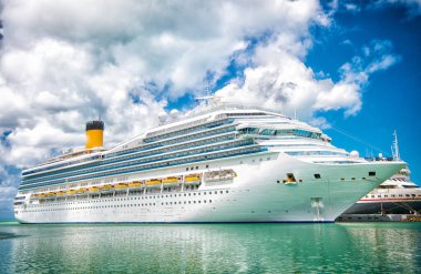 Cruise gemi denizde bulutlu mavi gökyüzü üzerinde turkuaz denizde yerleştirin. Deniz yoluyla seyahat. Su ulaştırma araçları ve ulaşım. Yolculuk tutkusu ve yaz tatil