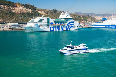 Barcelona, İspanya - 30 Mart 2016: zevk tekne ve cruise Gnv, Grimaldi hatları denizde gemi. Zevk teknenin su taşıma. Deniz kenarında zevk teknede seyahat. Yaz tatili.