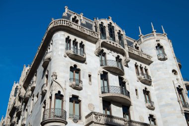 Casa Fuster otel binası üzerinde mavi gökyüzü. Barcelona modernist mimarisi. Tasarım ve stil. Simgesel Yapı ve Barcelona gezi. Seyahat ve yolculuk tutkusu