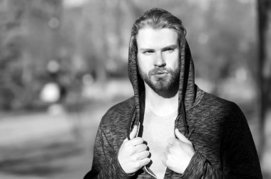 Maço tıraşsız yüzü başlıklı, moda