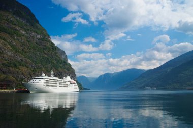 Tatil deniz bağlantı noktasında dağ manzarası Flam, Norveç gemisiyle. Yeşil dağlar deniz limanındaki okyanus gemisi. Cruise hedef ve seyahat. Yaz tatili ve tatil. Yolculuk tutkusu ve keşif