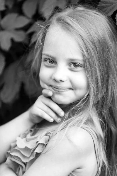 Schattig klein meisje glimlachend in park — Stockfoto
