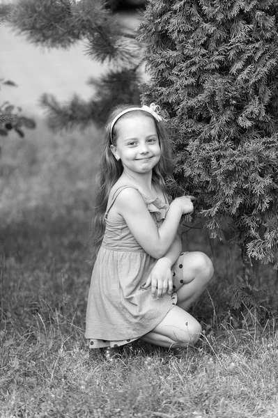 Little girl pose at green bush on grass, beauty — Stock Photo, Image