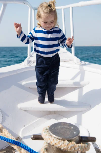 Carino e spensierato. Avventura ragazzo marinaio in viaggio mare. Bambino marinaio carino su yacht giornata di sole. Ragazzo adorabile marinaio camicia a righe bianco yacht viaggiare in tutto il mondo. Bambino godere di vacanza sulla nave da crociera — Foto Stock