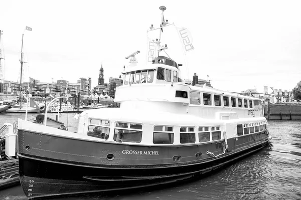 Gemi veya Gemi Elbe nehrinde Hamburg'da iskelede — Stok fotoğraf
