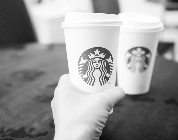 Ένα ψηλό Starbucks καφέ σε καφετέρια της αλυσίδας starbucks — Φωτογραφία Αρχείου