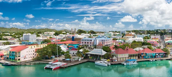 St johns, Antigua - 05 de marzo de 2016: ciudad y puerto marítimo en el cielo azul nublado. Vacaciones de verano en la isla tropical. Viajar y vagabundear — Foto de Stock
