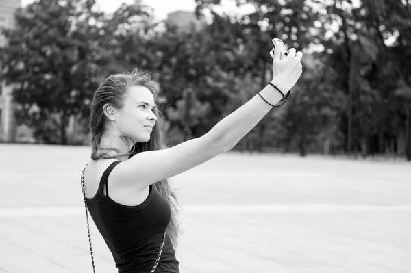 Чувственная женщина делает селфи с камерой на открытом воздухе, отпуск — стоковое фото