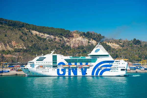 Барселона, Испания - 30 марта 2016 года: круизное судно GNV Rhapsody Genova в море по горному ландшафту. Круиз назначения и поездки. Летние каникулы и каникулы. Жажда странствий и открытие. Путешествие по морю — стоковое фото