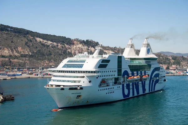Barselona, İspanya, 30 Mart 2016: yolcu gemisi Gnv Rhapsody Genova Harbor. Hedef ve seyahat üzerinde yolcu gemisi. Yaz tatili. Büyük yolcu gemisi. Deniz yoluyla yolcu gemisinde seyahat