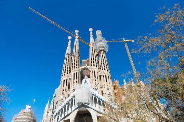 Barcellona Spagna Marzo 2016 Sagrada Familia Gru Sul Cielo Blu — Foto Stock