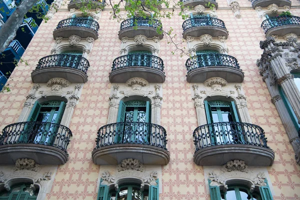 Balcones en la fachada del edificio Casa Ramos en Barcelona. Arquitectura y estilo modernista. Estructura de diseño de casas en Barcelona. Viajes y vacaciones — Foto de Stock