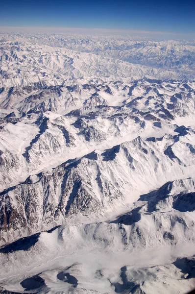 Snöiga bergstoppar. Jordens yta. Miljöskydd och ekologi. Upptäckter och äventyr. Moder jord gav oss födelse — Stockfoto
