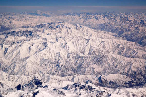 Picos nevados na paisagem da montanha. Superfície terrestre. Protecção do ambiente e ecologia. Vagueando e viajando. A nossa Terra é o futuro da nossa geração — Fotografia de Stock