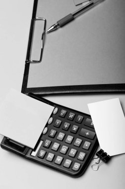 İş aksesuarları kavramı. İleti örneği ve hesap makinesi