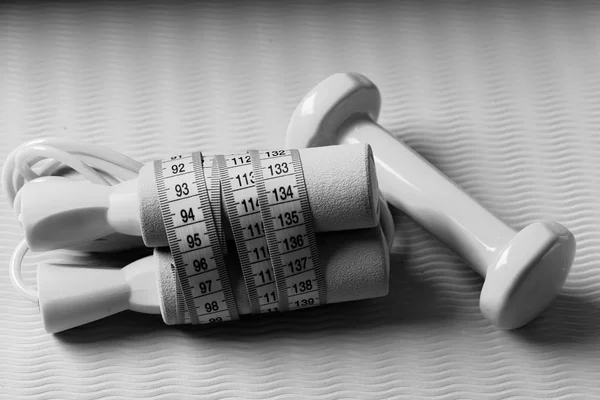 İp atlama ve Barbell yoga mat ölçüm bandı — Stok fotoğraf