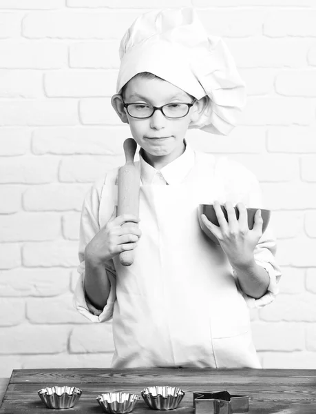 Ciddi çocuk, sevimli aşçı şefi. — Stok fotoğraf