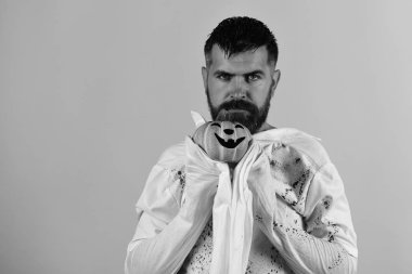 Sakallı adam turuncu kabak gülümseyen tutar. Ekim saat kavramı