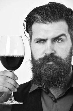 Tepsisi ve kırmızı şarap kadehi olan garson. Sakallı adam