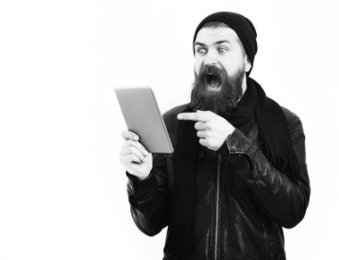 Sakallı, Kafkas hippisi, elinde tablet.