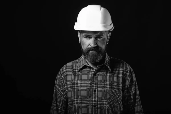 Conceito de trabalho e indústria pesada. Construtor ou reparador com barba — Fotografia de Stock