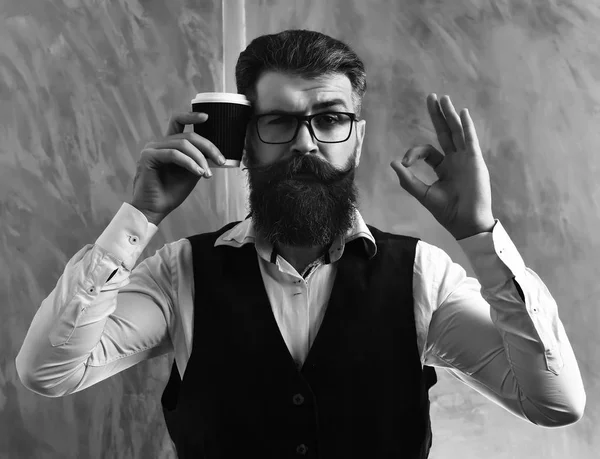 Sakallı adam, elinde kahve fincanı tutan, bıyıklı, Kafkasyalı hippi. — Stok fotoğraf
