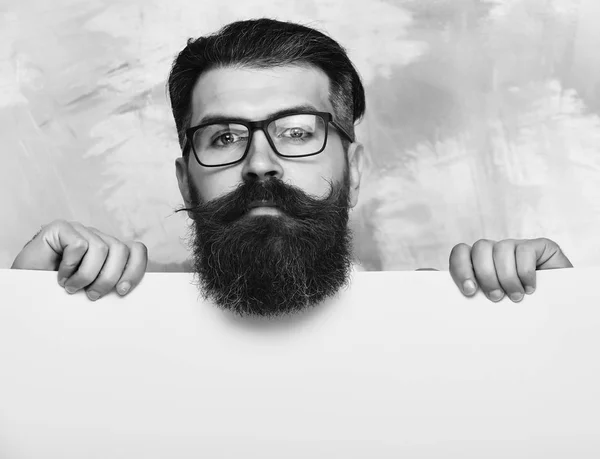 Homme barbu avec un visage sérieux dans des lunettes sur fond coloré — Photo