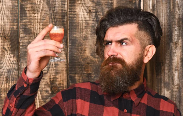 Ο άνθρωπος κατέχει κοκτέιλ αλκοόλ σε ξύλινο φόντο. — Φωτογραφία Αρχείου
