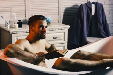 Tuvalet malzemeleri ve arka planda sandalyeyle kitap okuyan adam.