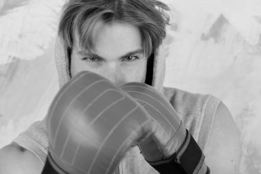 Kızgın yüzlü boksör yumruklamak için trenleri, kapat