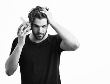 Beyaz seksi genç maço elinde pembe domuz kumbarası tutuyor.