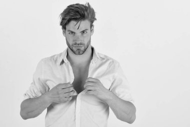 Ciddi yüzlü bir adam beyaz arka planda izole edilmiş.